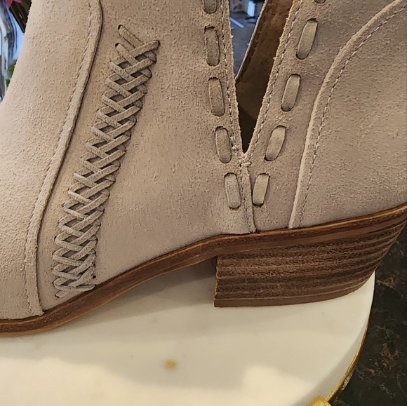 Vince Camuto Presita Booties - Picture 5 of 7